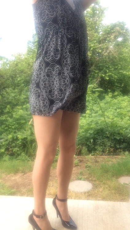samanthanylons:Ready to serveLoving the painted Toes through your tights….Very feminine!!