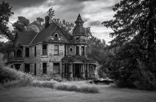 steampunktendencies:Compilation of creepy victorian houses More victorian houses 