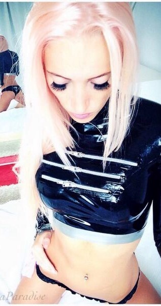 insidemydirtyfilthymind:  Laura paradise in latex and high heels 