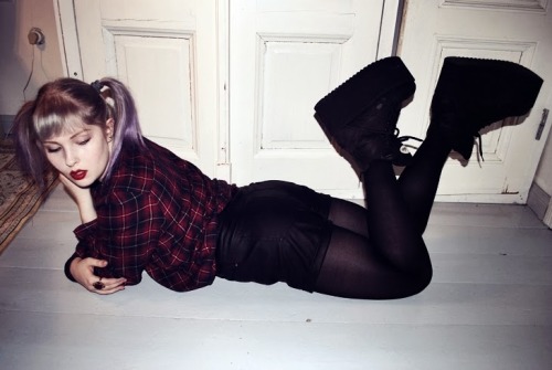 (via Thelma Romu: LEATHER SHORTS &amp; TARTAN)