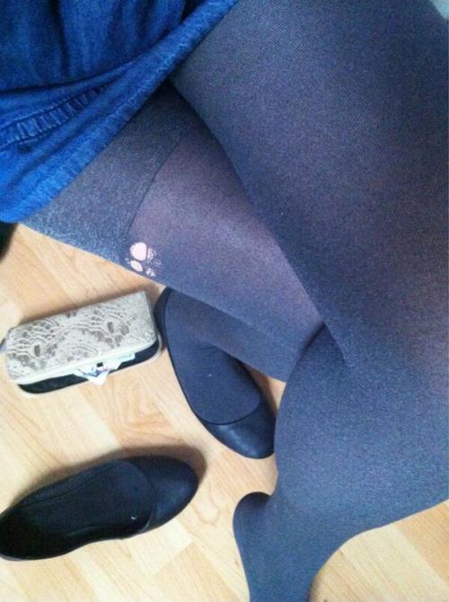 pantyhoselver:  princessleah ‏@valleygirlslike  teen in opaque tights and flats