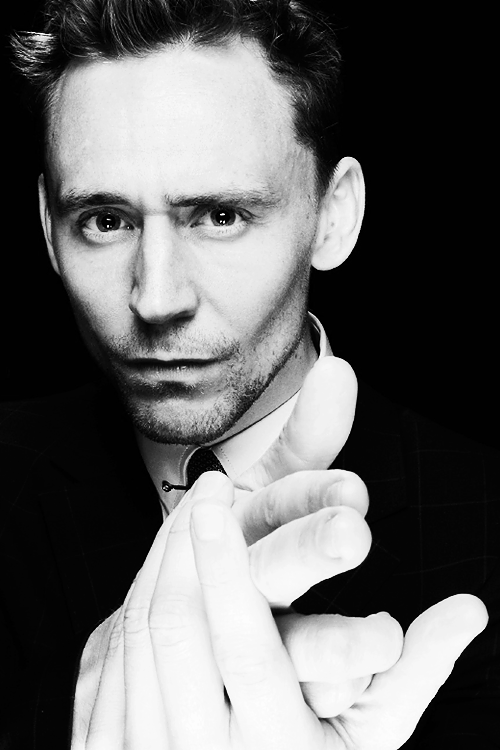 xitcantrainallthetimex:  Tom Hiddleston Black and White 2/2 