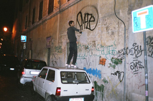 dntty:  nolliebonskie:  madfuture: Barry McGee.   Wrong, try again. First of all looks nothing like Barry, Second Barry doesn’t write Amaze, Josh Lazcano writes Amaze.  Get em ^
