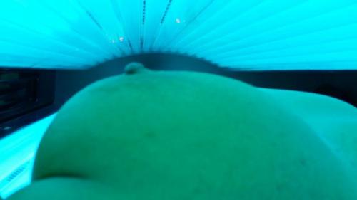 Tanning bed hotwife!! Look at her toes glow..lol