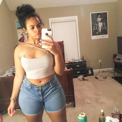 phatculos:  Thick Thighs + Big Lips =  PERFECTIONIG @dee.lanee