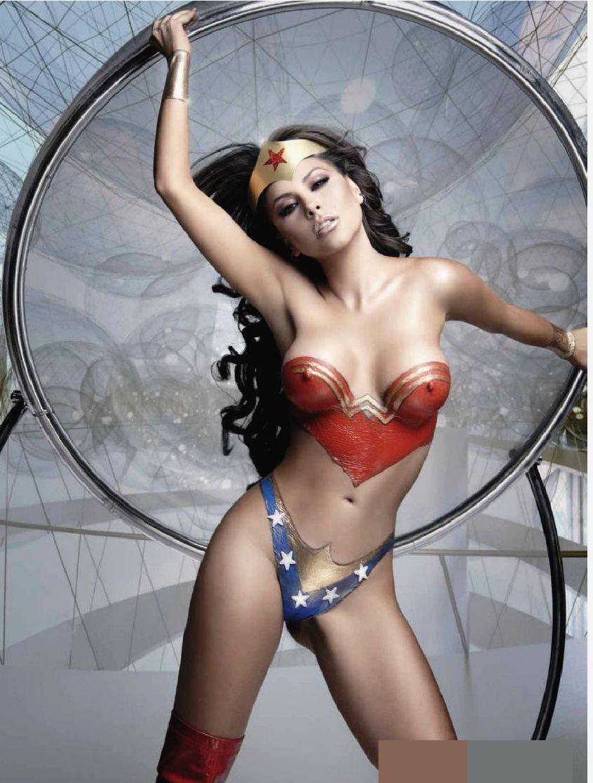 tit-bit:  Gaby Ramirez Wonder Woman Body Paint 