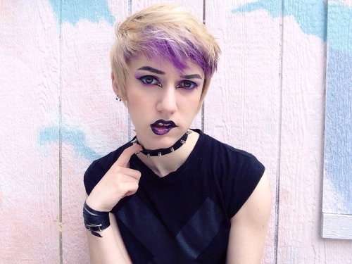 spencerofspace: He/him I want this to be me so bad, the makeup and collar