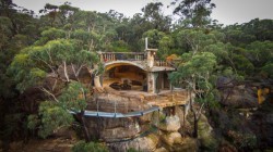 Voiceofnature:  Stunning Clifftop Cave Home In Blue Mountains Of Australialionel