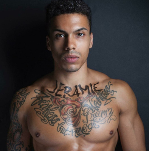 titaniumtopper: real-deal-inches: Jeramie Hollins is not bad to look at titaniumtopper.tumbl