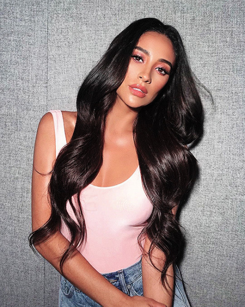 femalepopculture:   @shaymitchell  *Dips below 85 degrees in LA*Me: FALL IS HERE LETS DO ONE MORE SUMMER SHOOT lol  