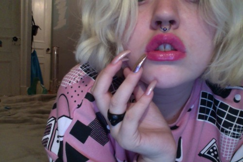 clearheelwhores:  d0llfacecunt666:  feelin myself  Loving the look!