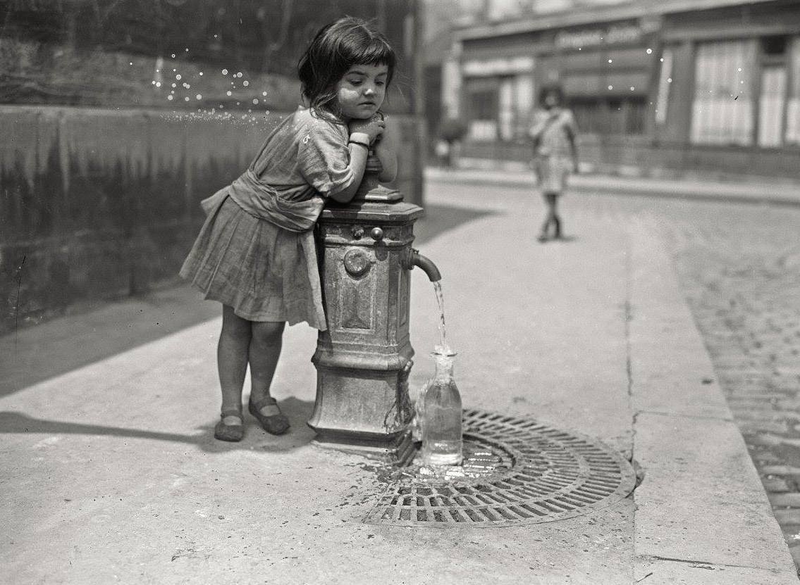 35.1 degrees was recorded in the streets of Paris, July 11, 1921.
Everyone, small and great, was hot and thirsty …
Photo: Agence Rol