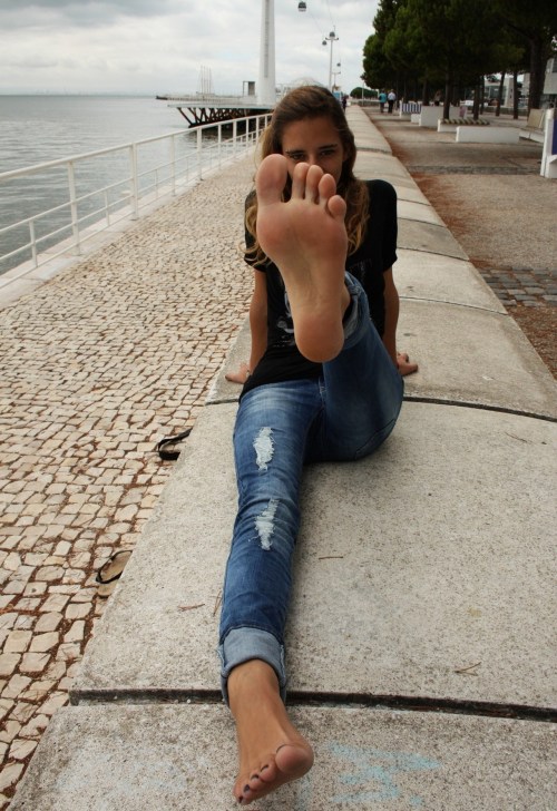 I monster-love those sexy perfect soles and toes ❤️