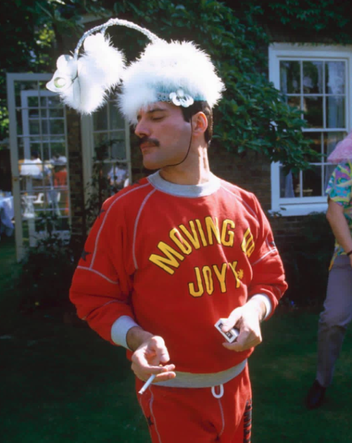 hn-yjournal:Freddie Mercury at his 40th birthday party, 1986 by Richard Young via @historycoolkids&n