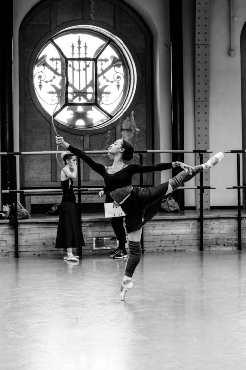 kameliendame:Letizia Galloni in rehearsal for a Balanchine’s Midsummer Night’s Dreamph. Agathe Poupe