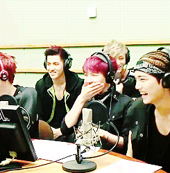 baekhyu-n:  Baekhyun burst out laughing at luhan’s imitation of a duckling 