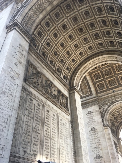 Went on a walk and found l'Arc de Triomphe