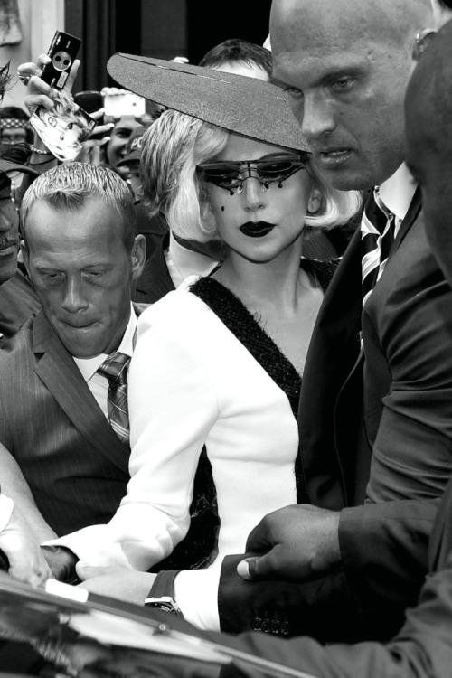 [PHOTO] — Lady Gaga leaves the Park Hyatt hotel in Paris, France | June 13, 2011,