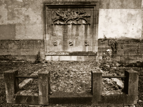 This desolate 1930s family tomb represents my thoughts on the election quite accurately.Friedhof Wil