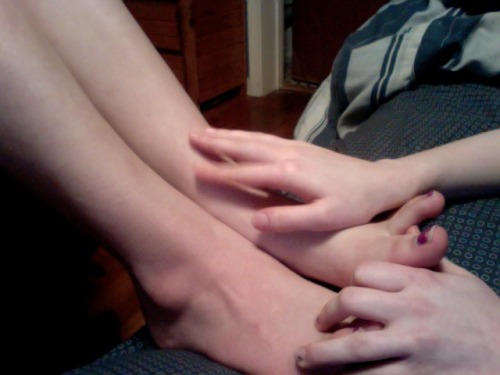 hollycamgirl: I told my best friend about my little foot blog and she offered to take a pic while s