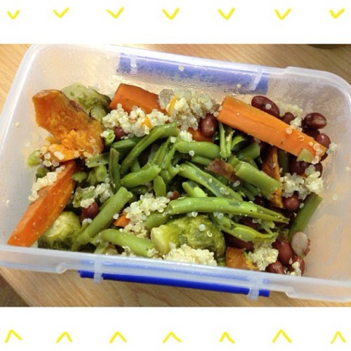 lunch today - salad, green beans, kidney beans, carrots, & quinoa. Are you seeing a pattern? Make a lot of everything & use it for multiple meals! I’m all about makin healthy simple!
#thrivefwd #eattolive #vegetarian #protein #plantpower #simplemeals...