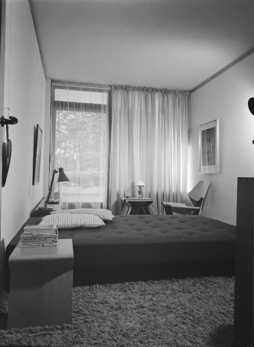 Grete Jalk’s apartment in Skodsborg, Denmark. 1960s. Photography by Keld Helmer-Petersen. Via kunstb
