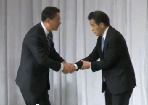 民主党新代表の 岡田 克也の握手の仕方が 朝鮮式 Tumbex