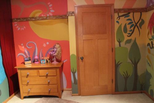 snowqueenelsa:becomingirreplaceable:Tangled inspired room I painted for my younger sister. All right