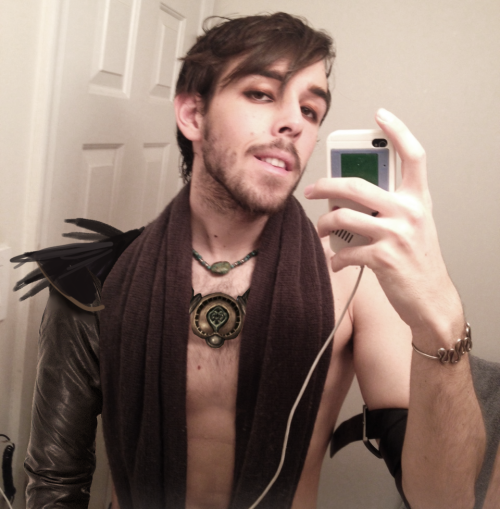 faeriefountain: this started out as just me putting on eyeliner and a scarf and calling it a closet 