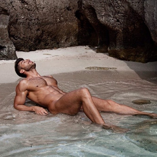 furrypty:  http://furrypty.tumblr.com/ – a blog to indulge your senses with the beauty of male shapes.