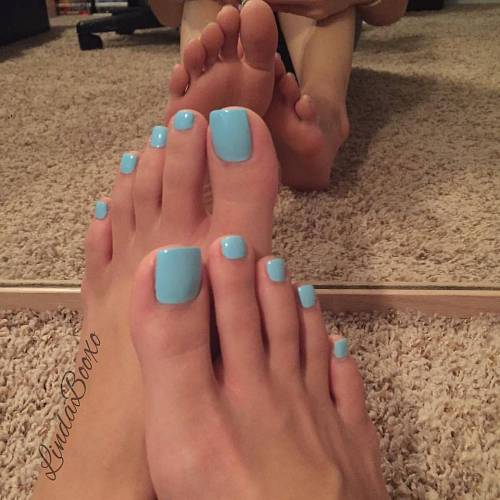 feeteverywhere: @lindabooxo #footmodel #feetnation #prettyfeet #pedicure #lovefeet #nails #lovefeet 