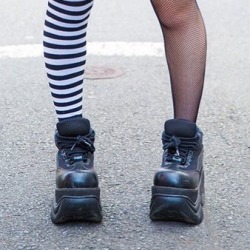 sonnearchive-deactivated2022120:♡ thinking of shoes ♡