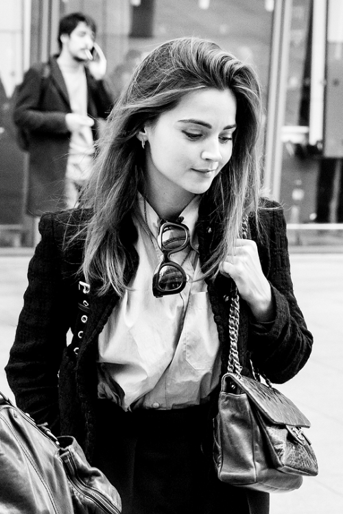 jencolemandaily:Jenna Coleman at London’s Heathrow Airport (17.10.2018) stylish!!!