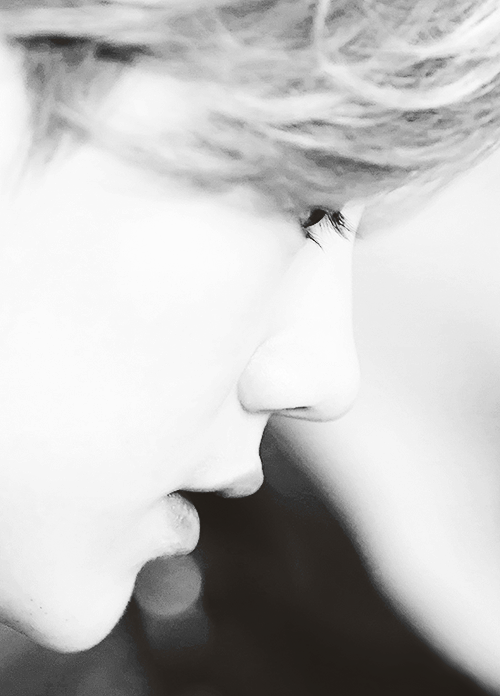 wcndy-goodbye-blog:luhan’s perfect side profile ♥