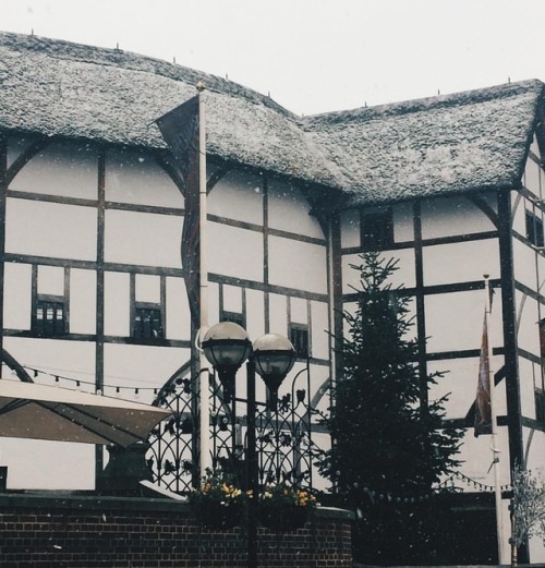 theatticoneighth:A glimpse of Shakespeare’s Globe under the London snow from earlier this week