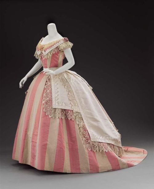 laduree-et-cigarettes:Evening dress c.1865(dream wardrobe!)