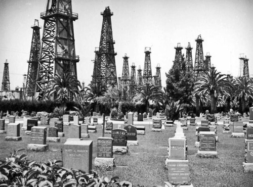 batteredshoes:  Graves and oil wells at Sunnyside Cemetery in Long Beach (Herman J Schultheis Collection)  