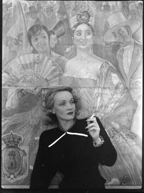 fuckyeahmodernflapper:  Marlene Dietrich in Spain.