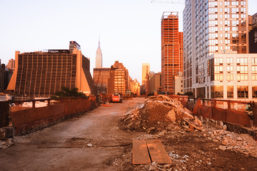 nythroughthelens:  High Line at the Rail Yards. The final section of railroad tracks. —-  The High Line is a public park that sits along a historic freight railroad line elevated high above the streets of New York City on the west side of Manhattan.