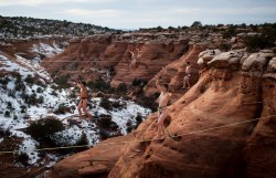 naked slacklining