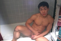 mantop10691:  不洗澡只愛在浴缸打槍的亞裔男孩