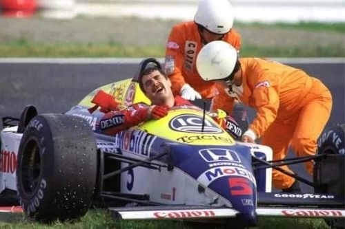 “Le Formula 1 a effetto suolo del mio tempo? Quelle monoposto restano le più stupefacenti che abbia mai pilotato. Non dimenticherò mai un test in Brasile, a Jacarepaguà.
Seguivo la Brabham di Patrese che uscì di pista e finì contro il guard-rail:...