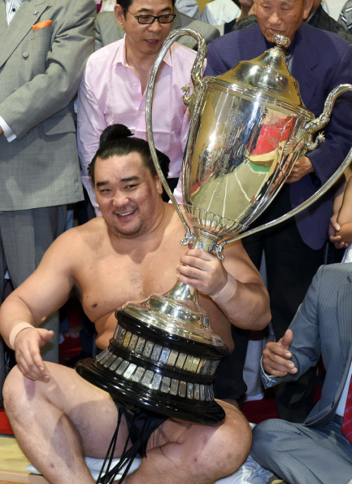 sumobasho: Nagoya 2016 is over. Kise is not a Yokozuna yet, Ama takes the cup! It was a crazy one