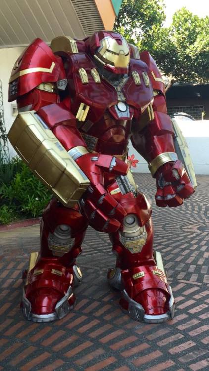 cosplay-gamers:  Hulkbuster/Veronica from Avengers 2: Age of Ultron 8-foot costume made by Happy Heroes 4 Hire in 3 monthsHulkbuster worn by Pablo BairanHulk worn by Cyrus DistorIron Man Mk 42 worn by Anthony BalayongHulk and Iron Man also made by Happy