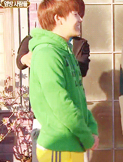 chandoo:  myungsoo comforting(?) sunggyu after hoya picks him to be his opponent