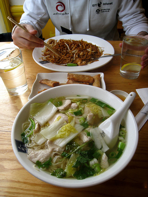 everybody-loves-to-eat:  Appetizing noodles by Sara Serra on Flickr. 