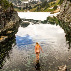 naturalswimmingspirit:  Soaking in the wildness. #bclife #skinnydipping #polarbearswim @radgirlscollective @mtn_babes_ [ o]@rmkemble #toedeep #cirquelake #callaghanheadwaters #midweektreat 