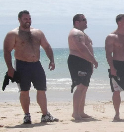 monkbear110:  real-thick:  Big Mans   Beach Rugby Player ??? They have nice bodies ….without the right camera man….XD