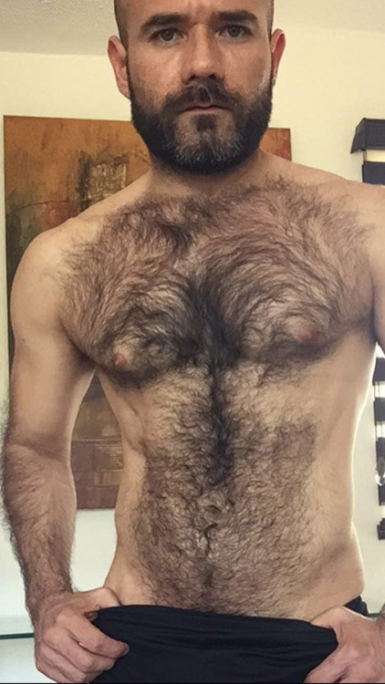 yummy1947: Such a fabulous bear with a wonderful beard, hairy chest and hairy belly. He’s so h
