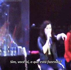 yourmakemeglows:  Demi dando esporro no segurança. 